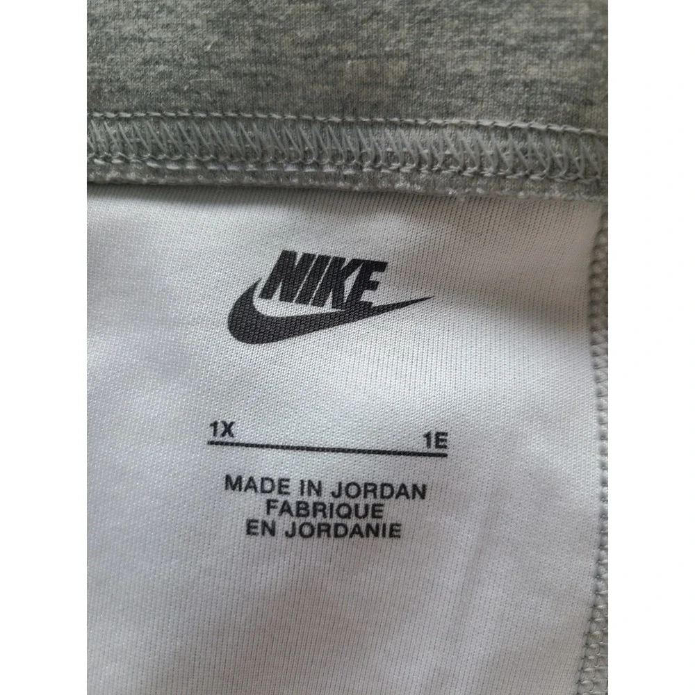 Nike sportswear essential